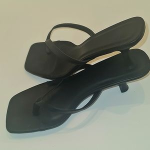 Casual Low Heeled Black Sandals sz 11